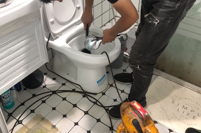 镜铁区疏通下水道