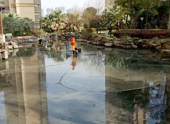 镜铁区景观池淤泥清理