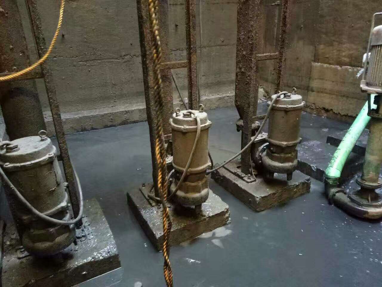 镜铁区污水池清理