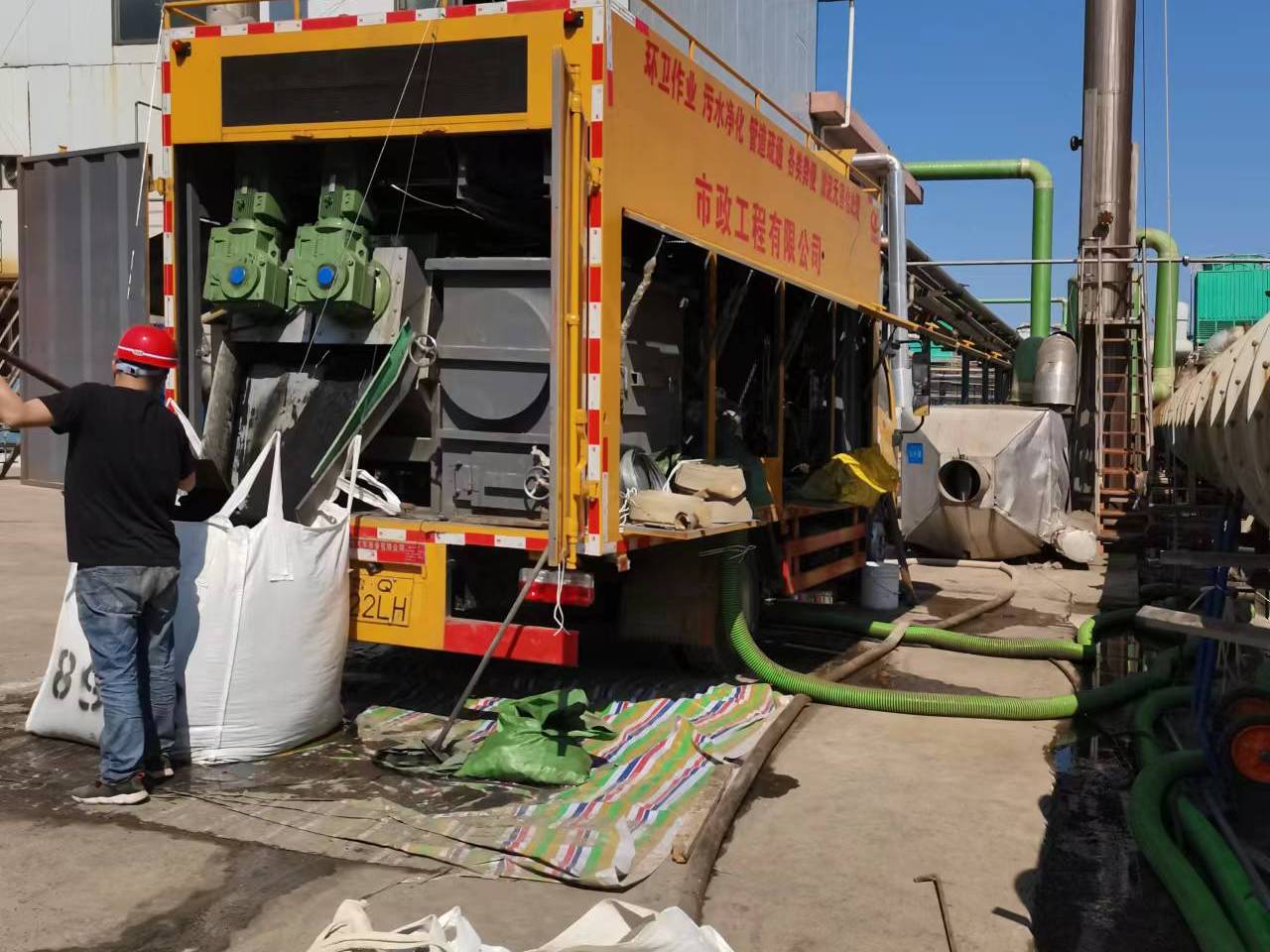 镜铁区淤泥压干处理