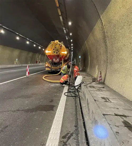 镜铁区隧道排水渠清淤